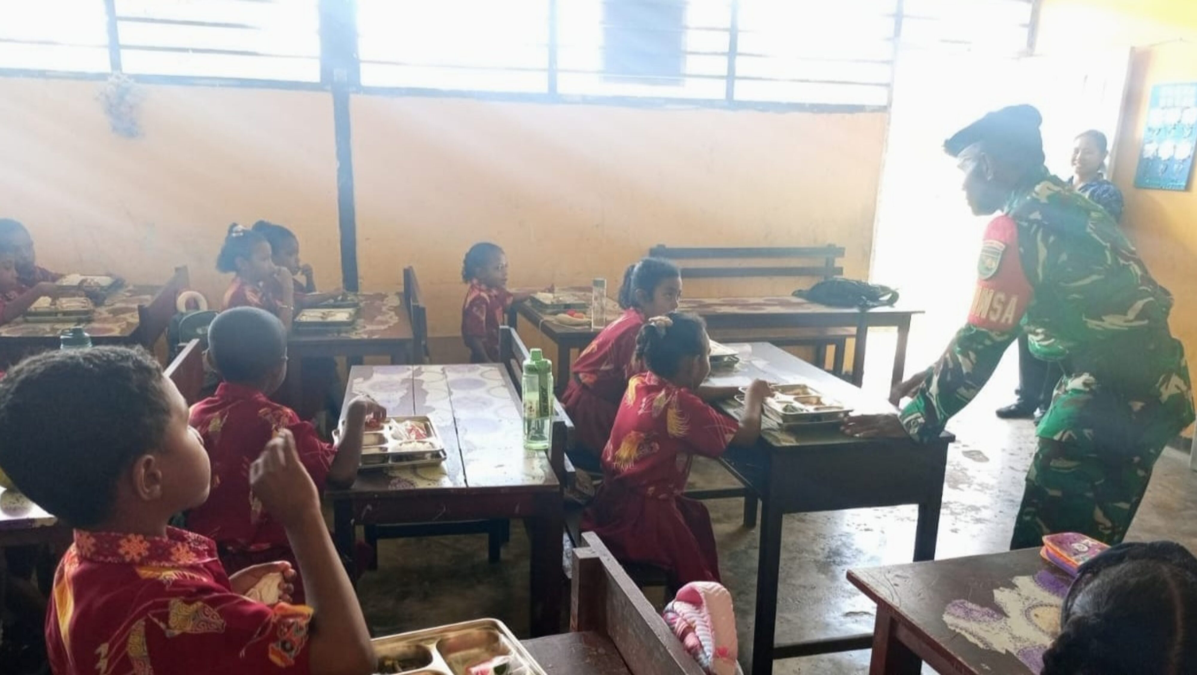 Babinsa Biak Kota Dampingi Penyaluran MBG di SD Inpres Aru