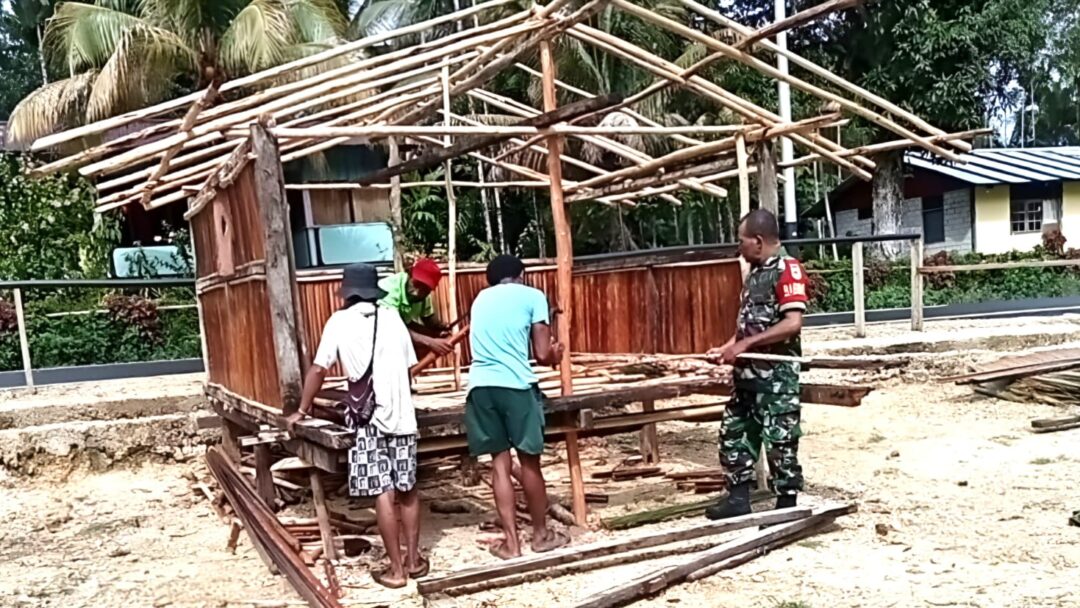 Jelang Paskah, Babinsa Biak Barat Bantu Warga Buat Pondok Paskah