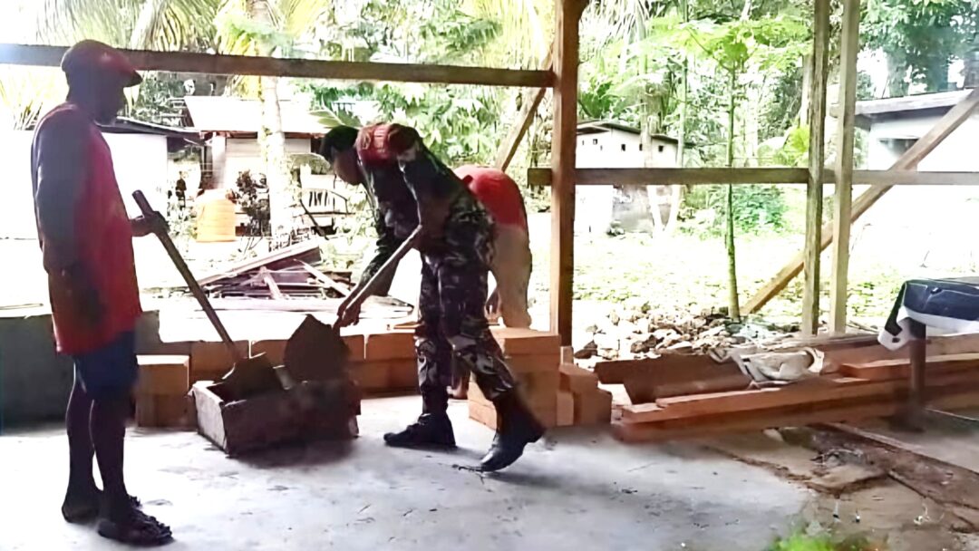 Selalu Ada Bersama Rakyat, Babinsa Bantu Bangun Rumah Warga