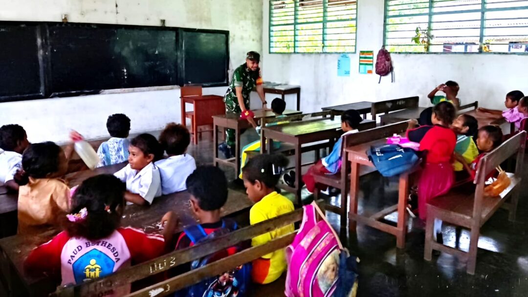 Tumbuhkan Semangat Persatuan, Babinsa Numfor Berikan Wasbang kepada Murid SD