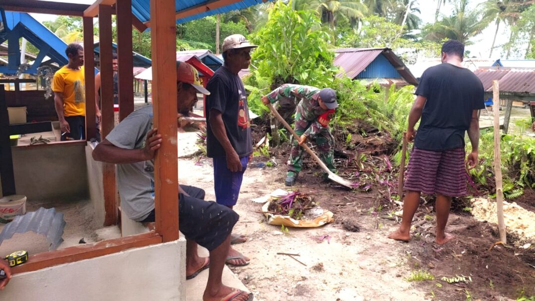 Peduli di Tengah Duka, Babinsa Bantu Warga Gali Liang Kubur