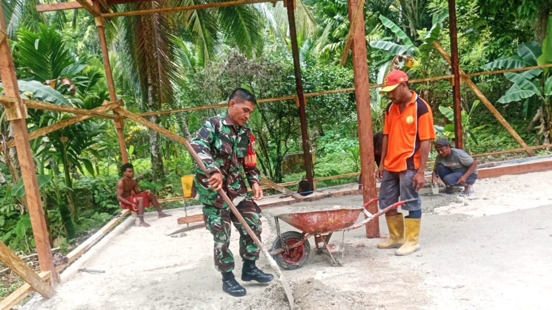 Babinsa Warsa Bantu Buat Rumah Pengelolaan Kopra