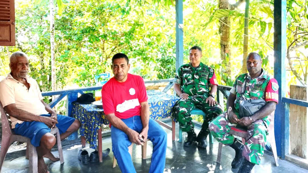 Babinsa Posramil Biak Timur Komsos Bersama Warga di Kampung Tanjung Barari