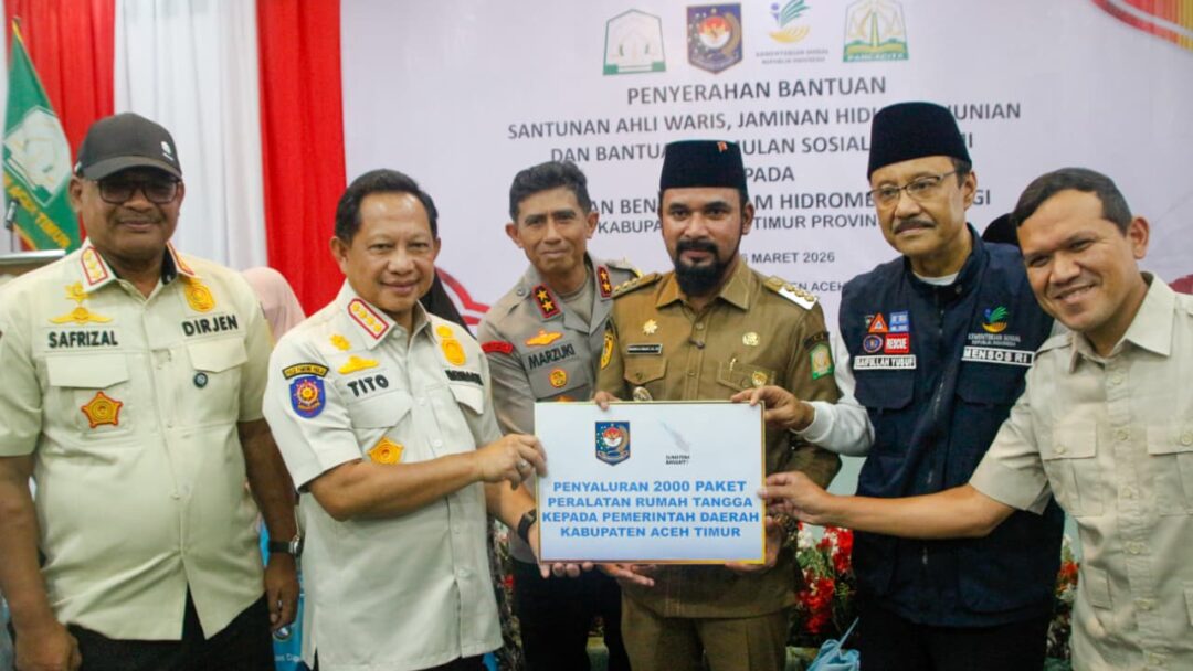 Kasatgas Tito dan Mensos Serahkan Bansos Rp100 Miliar untuk Korban Bencana di Sumatera
