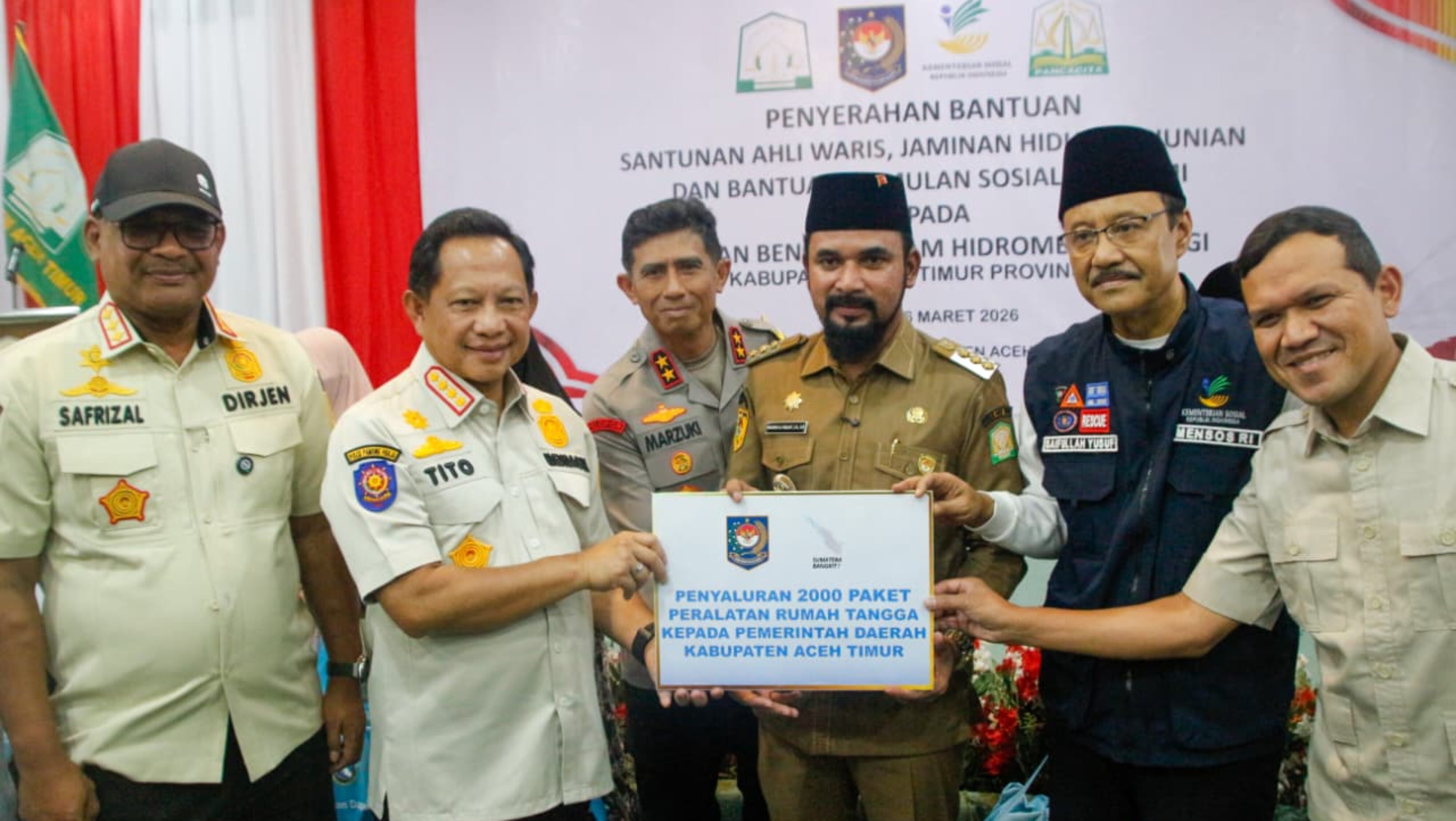 Kasatgas Tito dan Mensos Serahkan Bansos Rp100 Miliar untuk Korban Bencana di Sumatera
