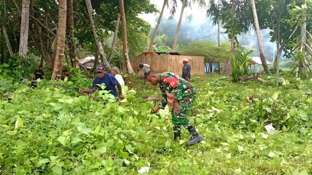 Tingkatkan Sumber Pangan, Babinsa Bantu Warga Bersihkan Lahan Kebun