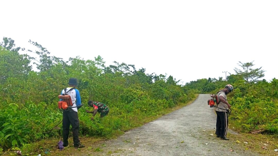 Posramil Biak Timur Bantu Warga Bersihkan Bahu Jalan