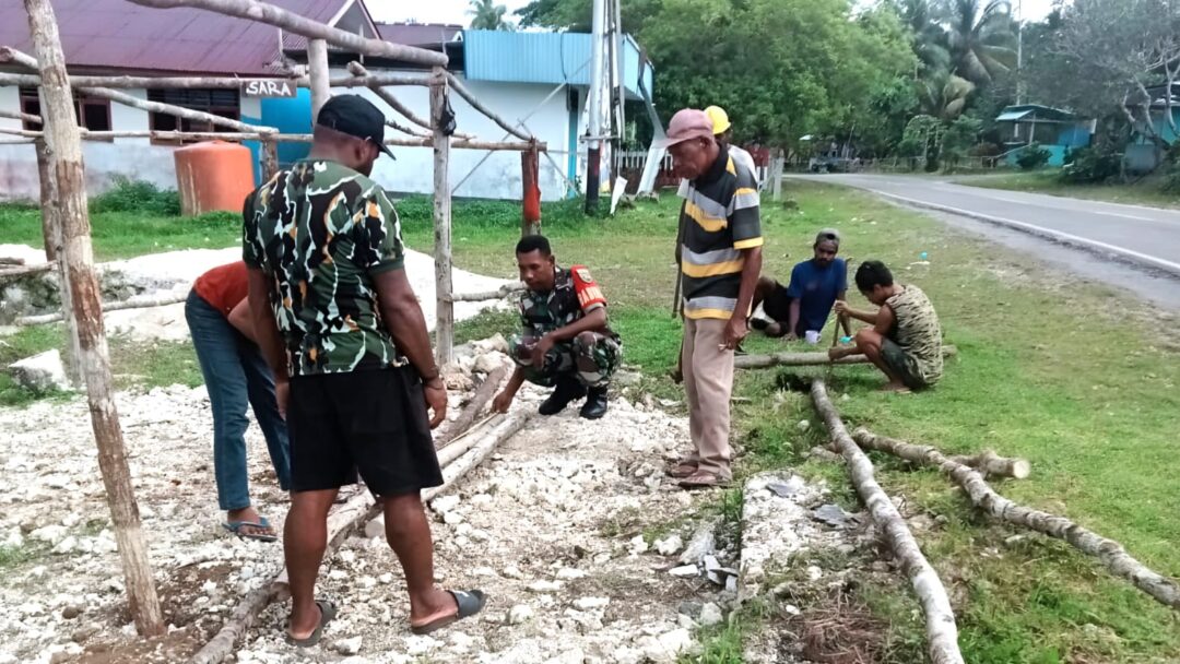 Dukung Kegiatan Jemaat, Babinsa Biak Timur Bantu Pembuatan Pondok Bazar