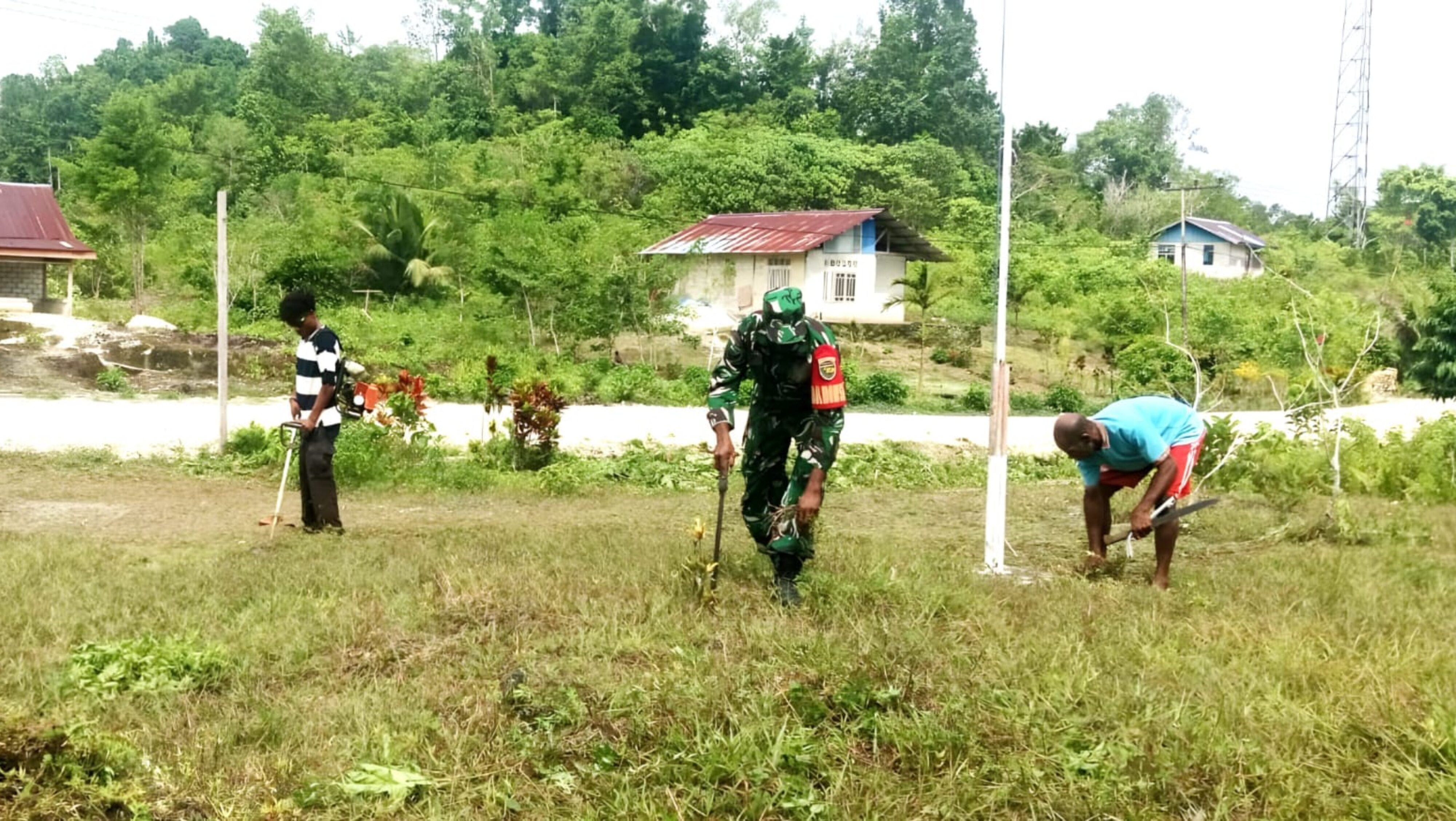 Jaga Kebersihan Lingkungan, Babinsa dan Warga Gotong-Royong Bersihkan Balai Kampung