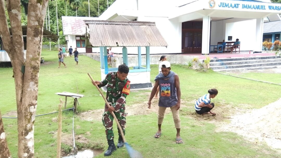 Kompak dan Peduli, Babinsa Bersama Pemuda Bersihkan Halaman Gereja di Warsa