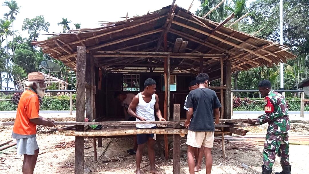 Jelang Paskah, Babinsa Biak Barat Bantu Warga Bangun Pondok