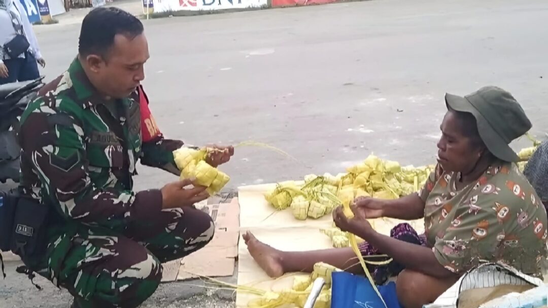 Pastikan Harga Stabil, Babinsa Pantau Harga Sembako Jelang Idul Fitri di Pasar Lama Biak