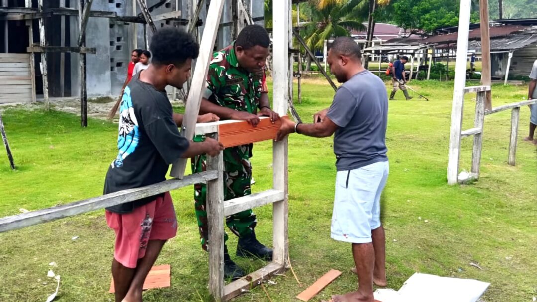 Sambut Paskah, Babinsa Warsa Bersama Warga Gotong-Royong Perbaiki Gapura Gereja