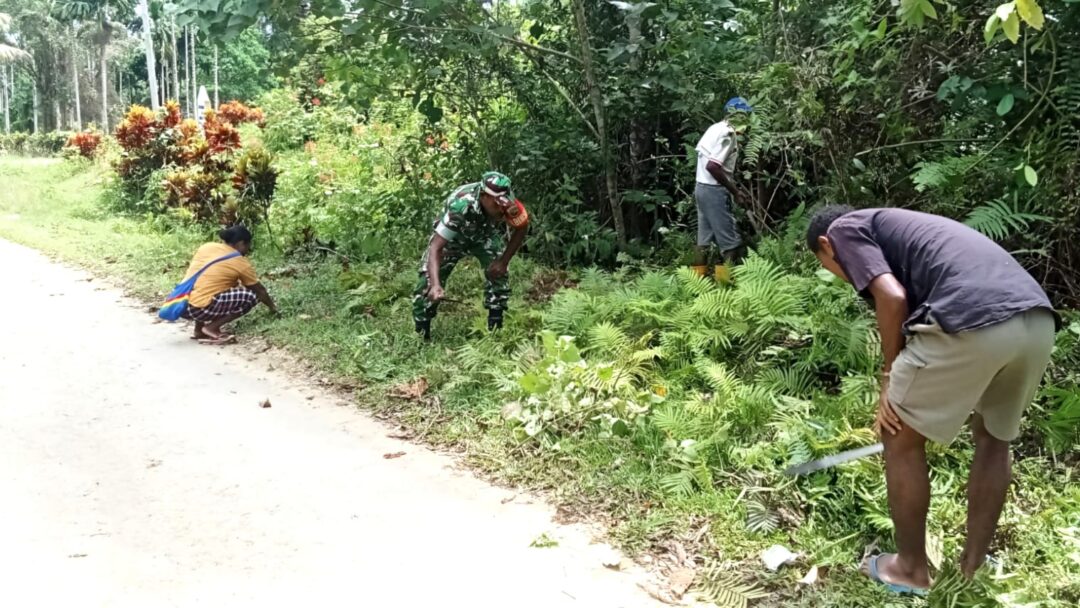 Tingkatkan Semangat Gotong-Royong, Babinsa Bantu Warga Bersihkan Bahu Jalan