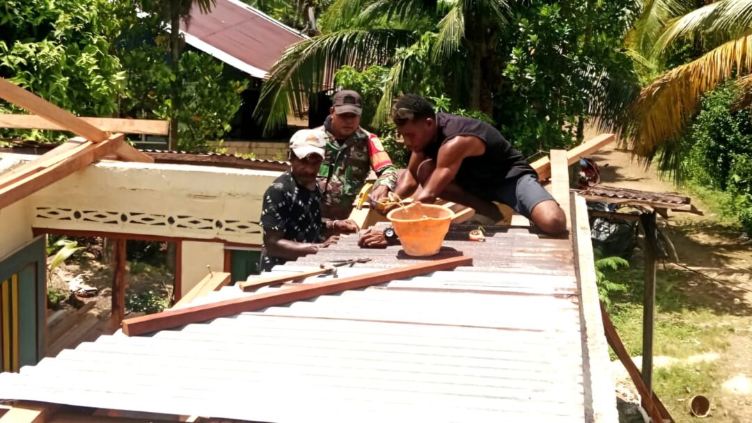 TNI Peduli, Babinsa Biak Barat Bantu Bangun Rumah Warga