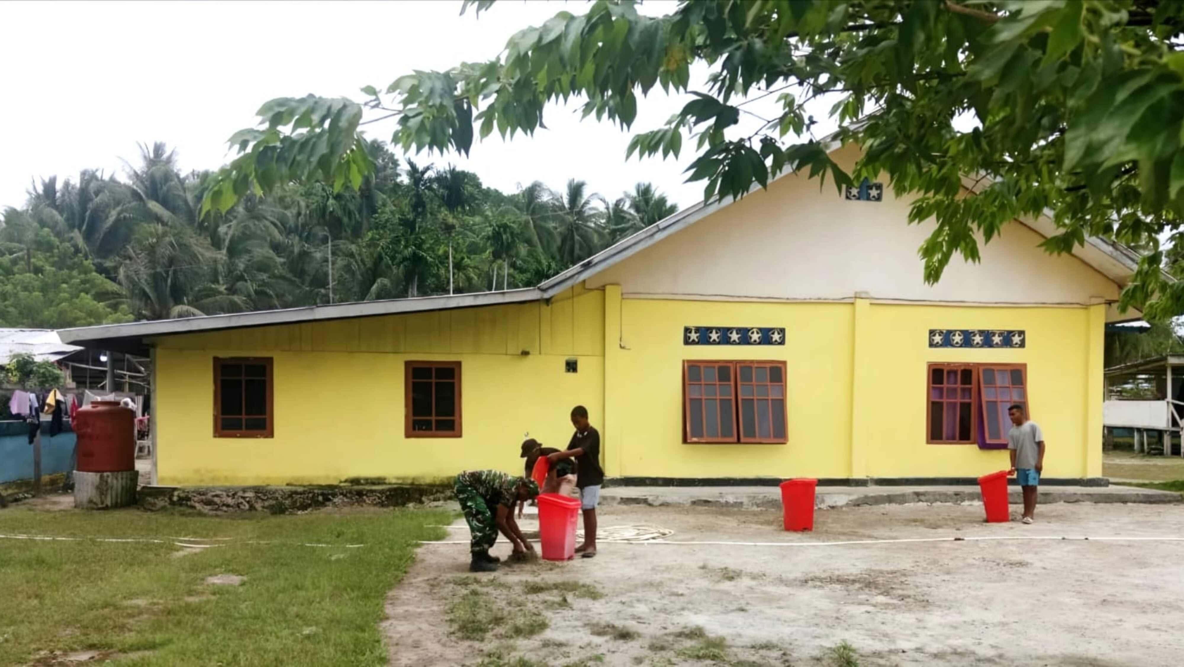 Tumbuhkan Semangat Gotong-royong, Babinsa Numfor Bersama Warga Bersihkan Lingkungan Gereja