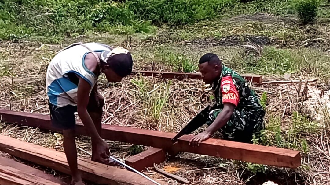 Kebersamaan TNI, Babinsa Ikut Bangun Pondok di Kebun Warga