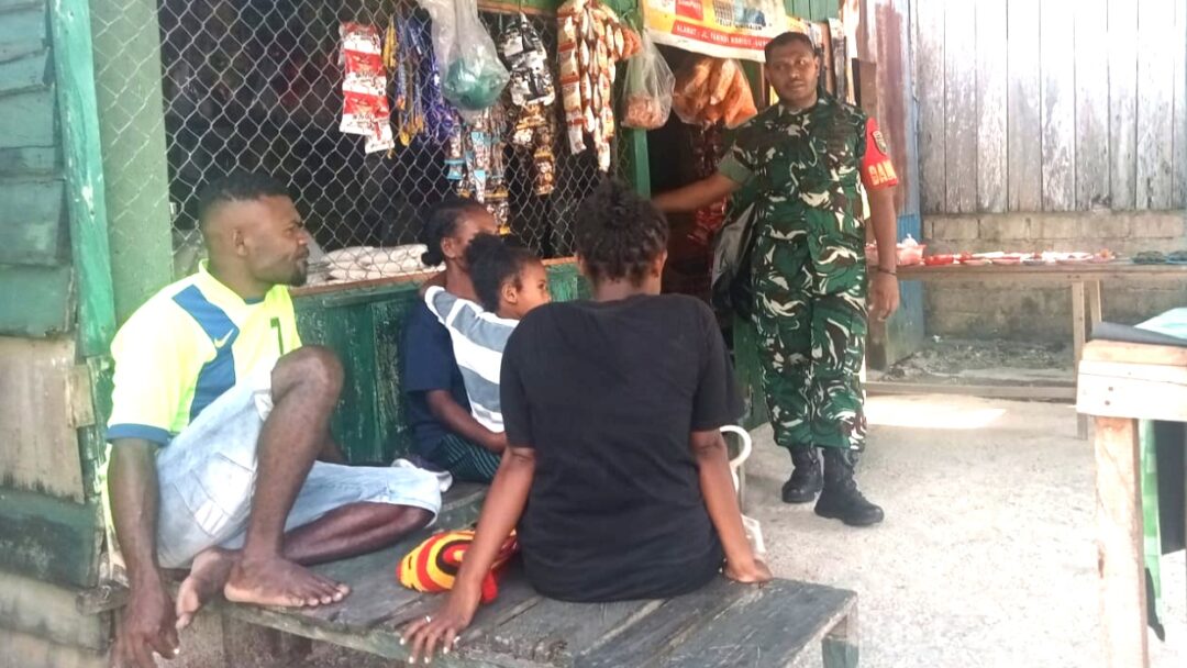 Babinsa Supiori Selatan Rutin Komsos Jaga Kedekatan dengan Warga