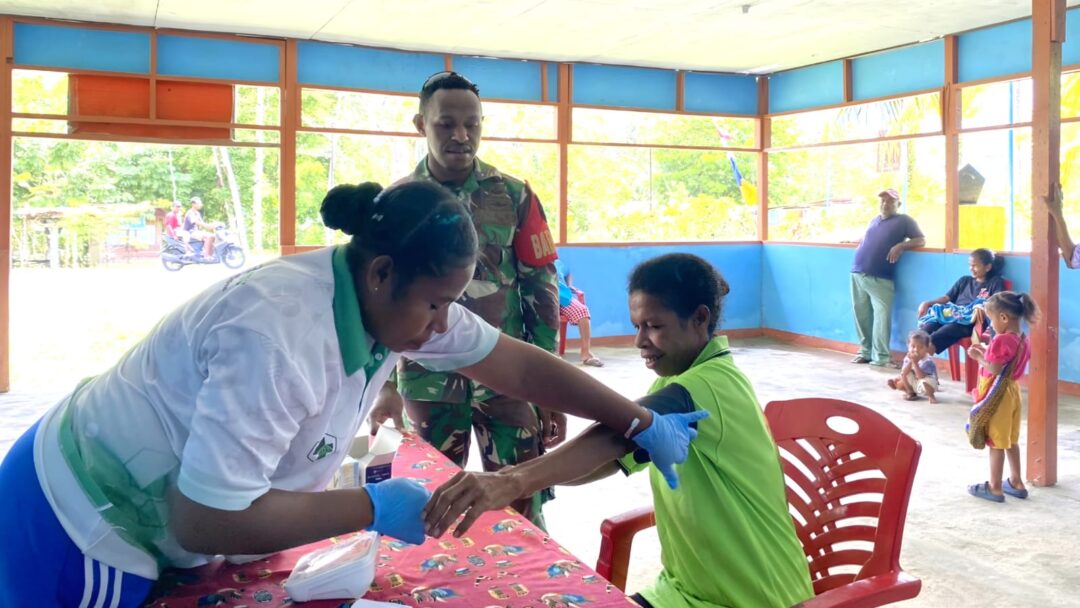 Pastikan Kesehatan Warga Tetap Terjaga, Babinsa Biak Timur Dampingi Posyandu Lansia