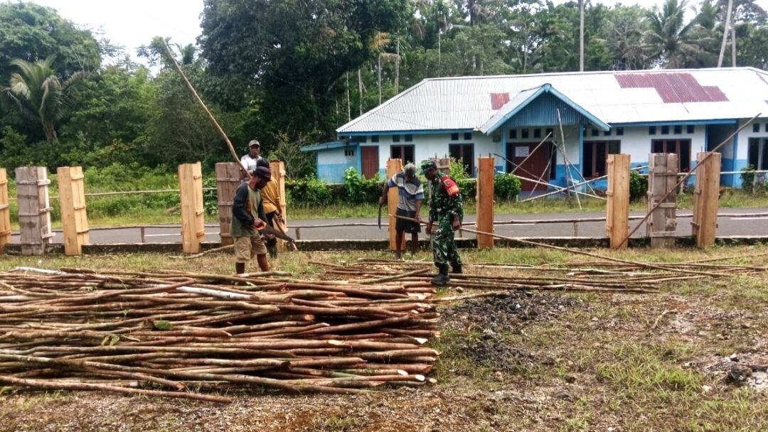 Babinsa Numfor Bersama Warga Bangun Pagar Gereja