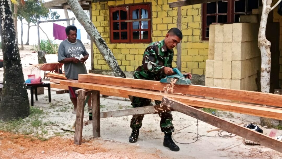 Dekat dengan Rakyat Babinsa Warsa Bantu Warga Serut Kayu