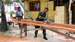 Dekat dengan Rakyat Babinsa Warsa Bantu Warga Serut Kayu