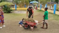 Ciptakan Lingkungan Bersih, Babinsa dan Jemaat Gotong-Royong Bersihkan Halaman Gereja