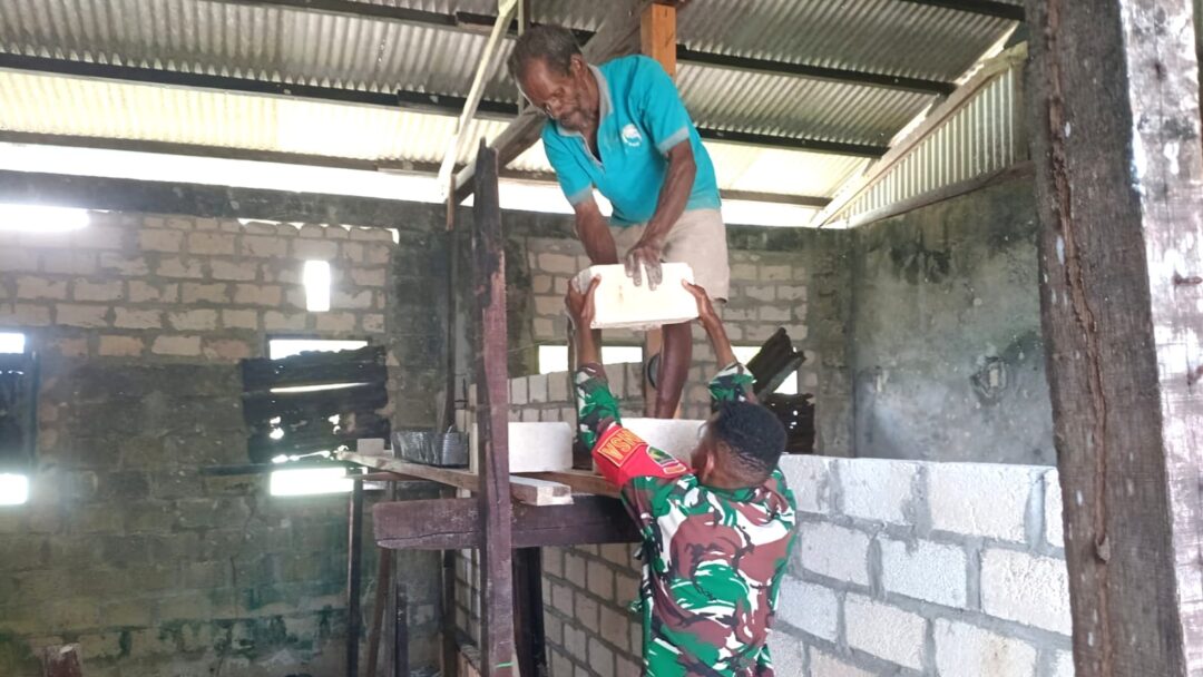 Tunjukkan Kepedulian, Babinsa Biak Kota Bantu Renovasi Rumah Warga