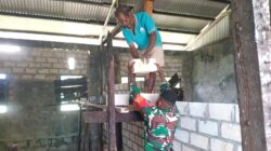 Tunjukkan Kepedulian, Babinsa Biak Kota Bantu Renovasi Rumah Warga