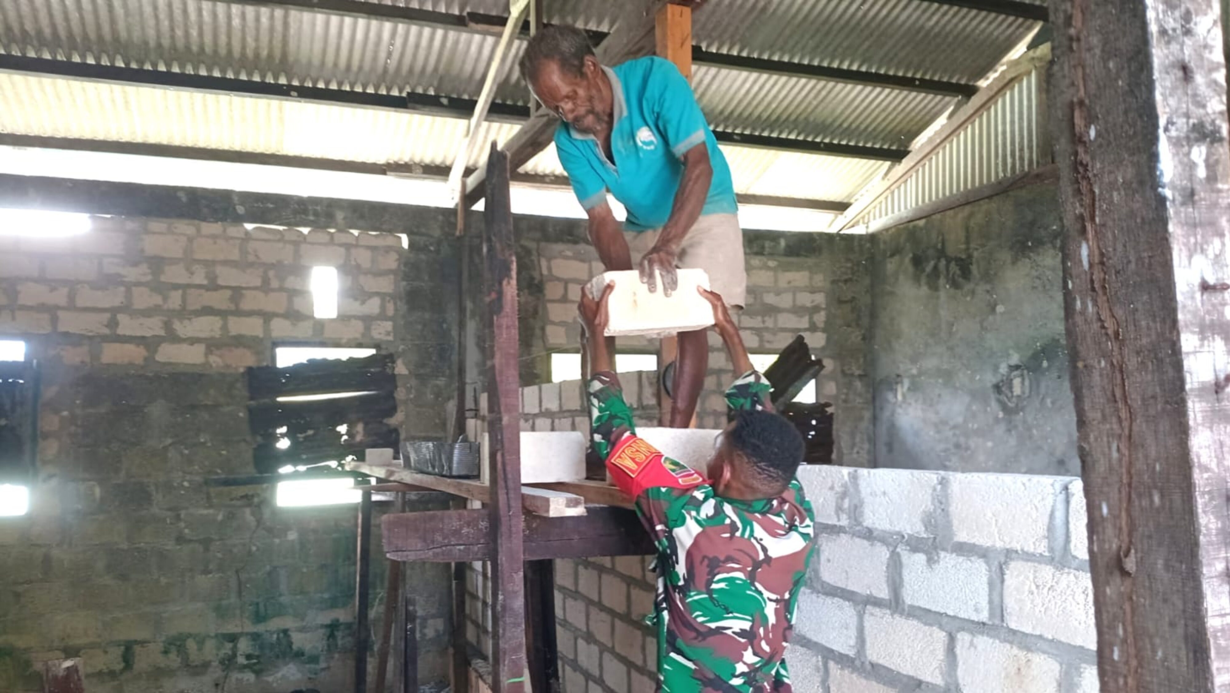 Tunjukkan Kepedulian, Babinsa Biak Kota Bantu Renovasi Rumah Warga