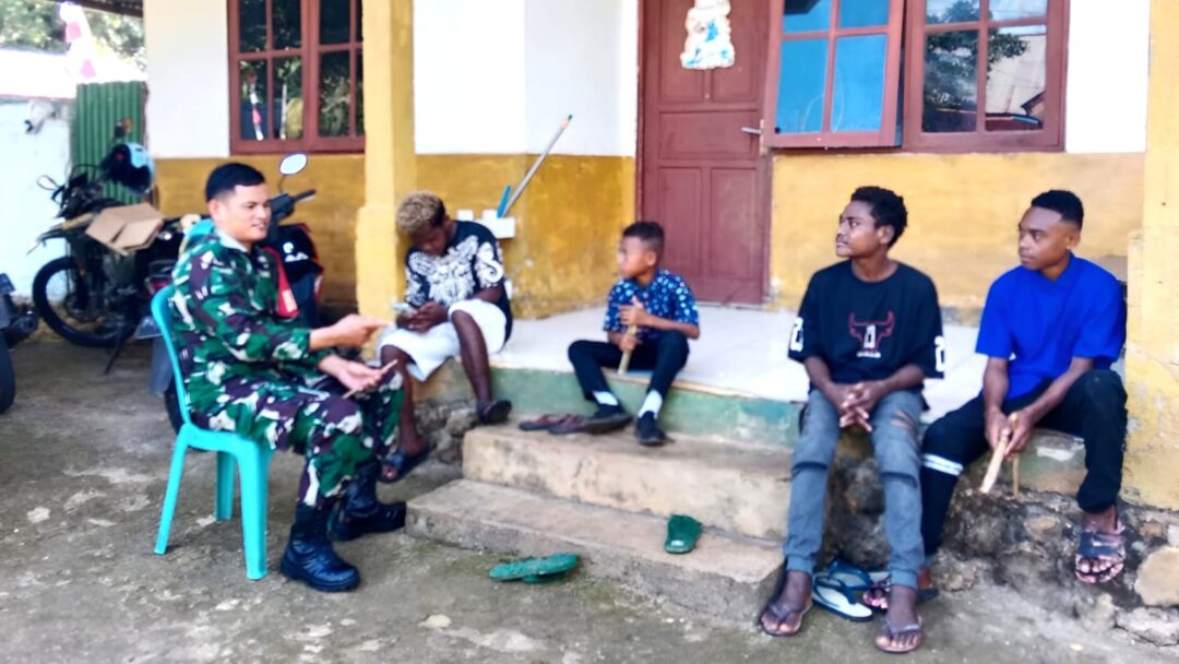 Motivasi Generasi Muda, Babinsa Ajak Anak-Anak Rajin Belajar dan Hormati Orang Tua