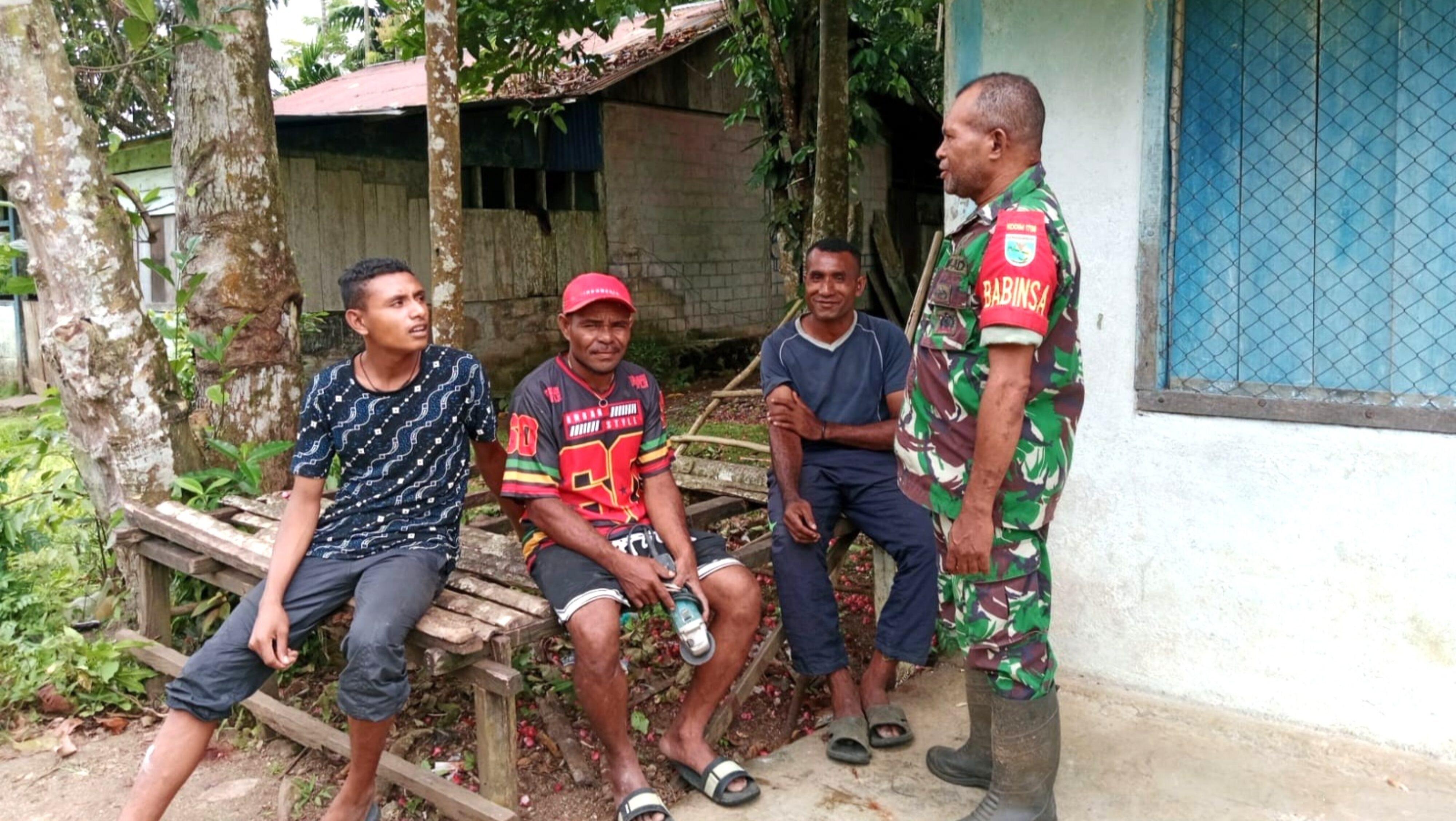 Babinsa Biak Barat Komsos Pererat Hubungan dengan Warga