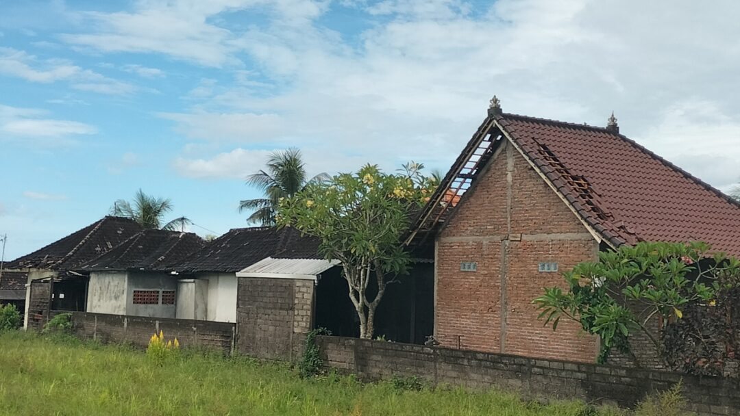 Puting Beliung Terjang Jembrana Saat Nyepi, Atap Rumah Berhamburan dalam Gelap