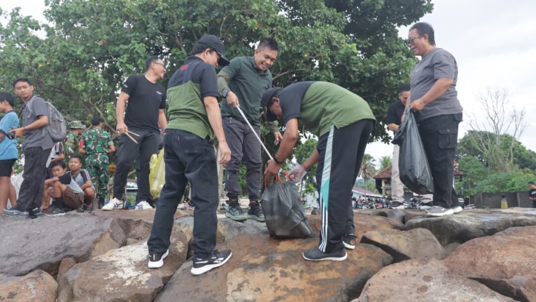 Menjaga Semangat Gotong Royong Warga: Pemkab Jembrana Gelar Aksi Bersih Pantai Serentak Secara Rutin