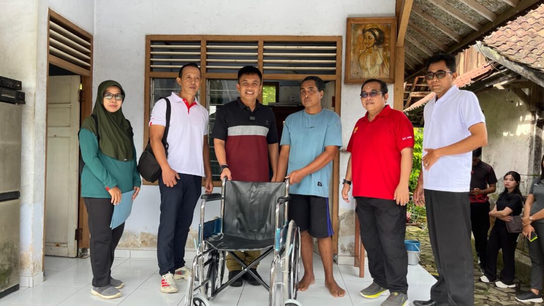 Wabup Ipat Sambangi Kediaman 2 Lansia Di Tibu Tanggang, Serahkan Bantuan Kursi Roda
