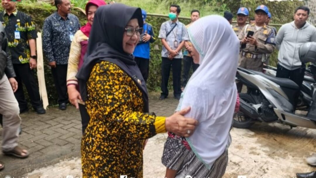 Bupati Nanik Turun Langsung Tinjau Rumah Warga Tertimpa Pohon Tumbang Di Randugedhe
