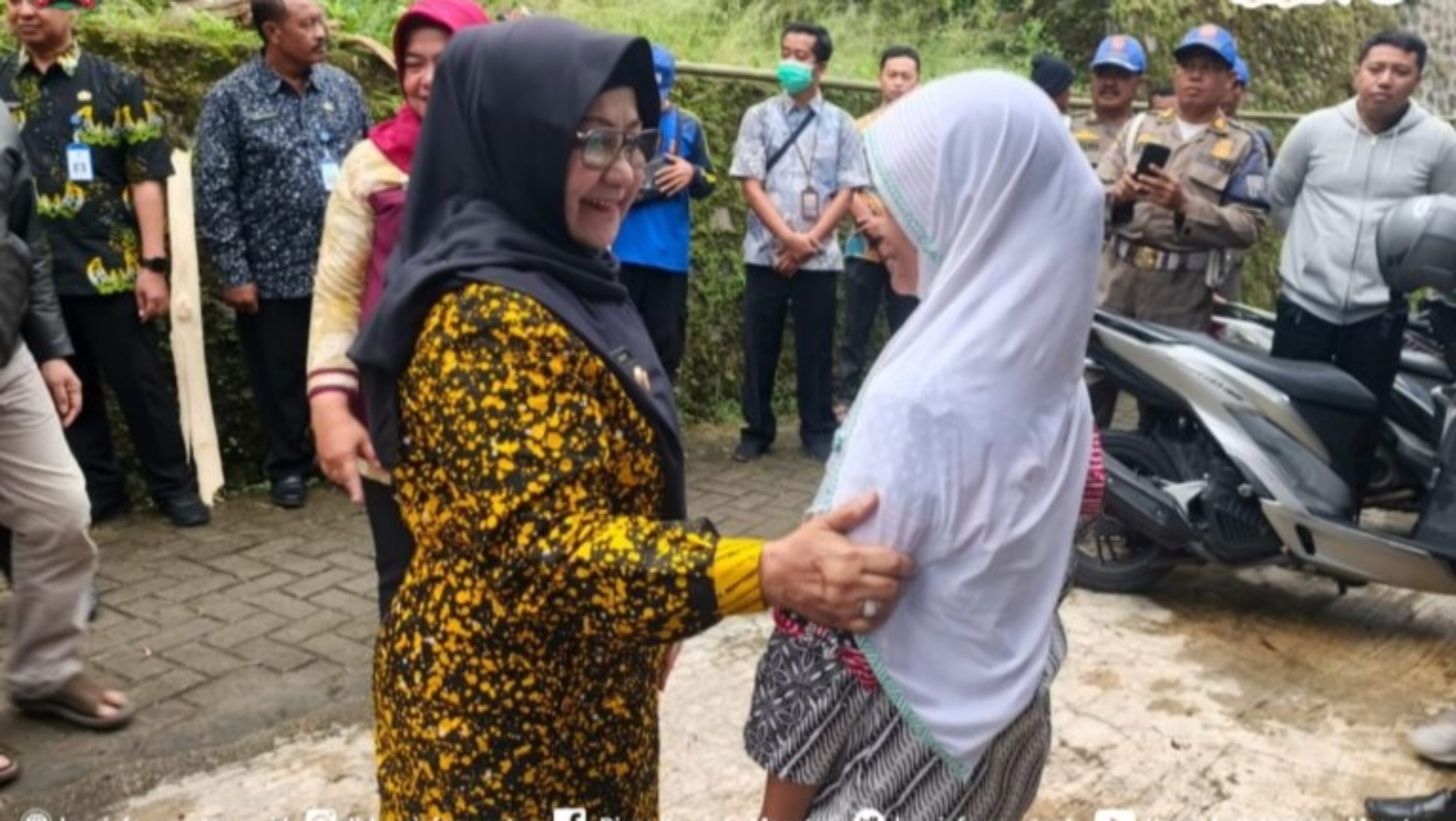 Bupati Nanik Turun Langsung Tinjau Rumah Warga Tertimpa Pohon Tumbang Di Randugedhe