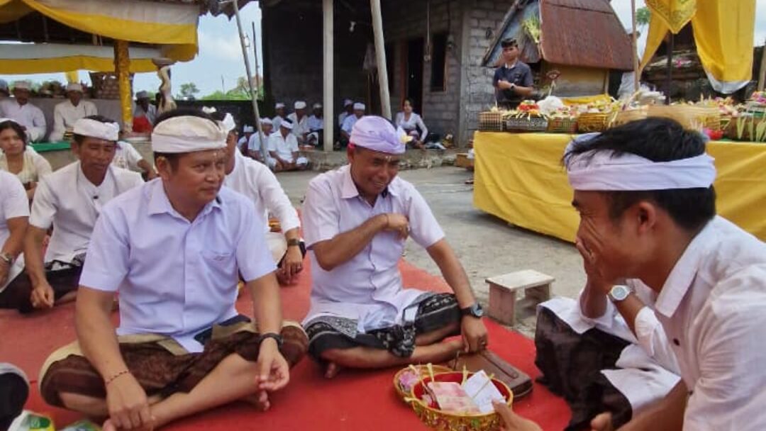 Bupati Kembang Hartawan Hadiri Persembahyangan Di Pura Ulunsuwi Taman Sari Subak Benel ​