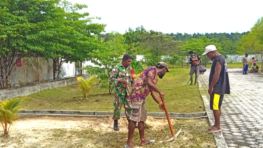Peduli Kebersihan, Babinsa Biak Timur Bantu Warga Bersihkan Halaman Puskesmas Bosnik