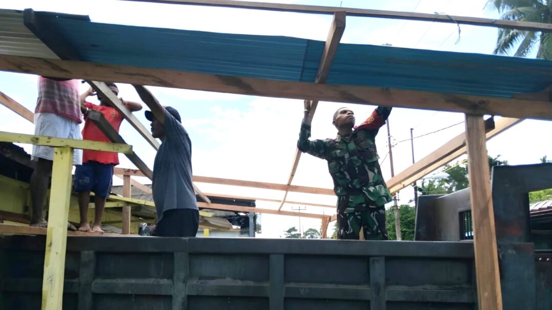Ringankan Beban Masyarakat, Babinsa Bantu Pasang Atap Teras Rumah Warga Binaan