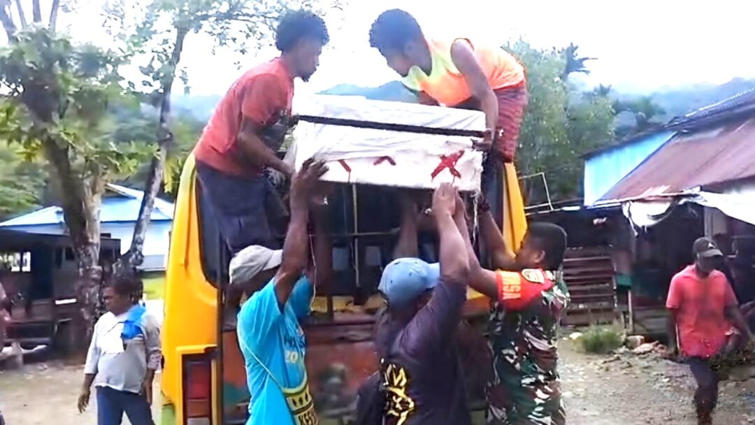 Sigap dan Peduli, Babinsa Supiori Bantu Nelayan Angkut Hasil Laut