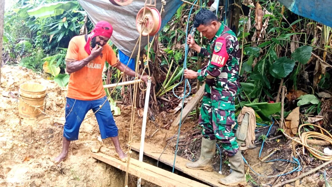 Wujud Kepedulian TNI, Babinsa Supiori Selatan Bantu Warga Gali Sumur