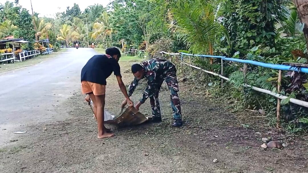 Babinsa Bersama Warga Bersihkan Bahu Jalan di Supiori Utara