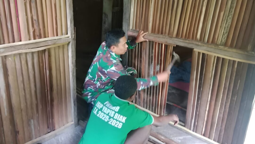 Lestarikan Kearifan Lokal, Babinsa Bantu Warga Pasang Dinding Rumah dari Pelepah Sagu