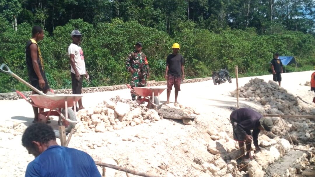 Babinsa Numfor Jalin Komsos Bersama Warga Saat Pelebaran Jalan Warbukor