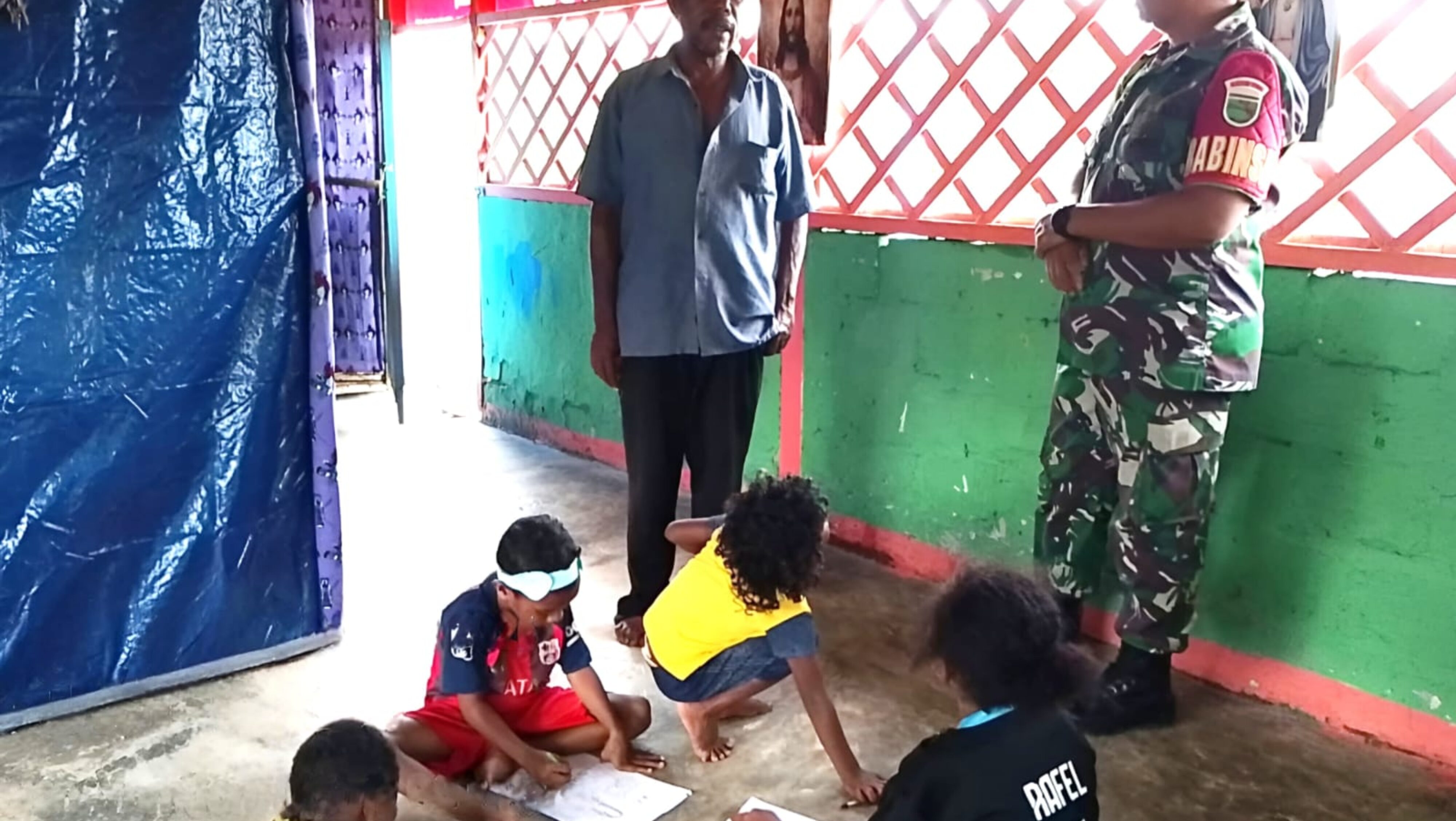 Babinsa Biak Barat Dukung Kreativitas Anak melalui Lomba Mewarnai Paskah