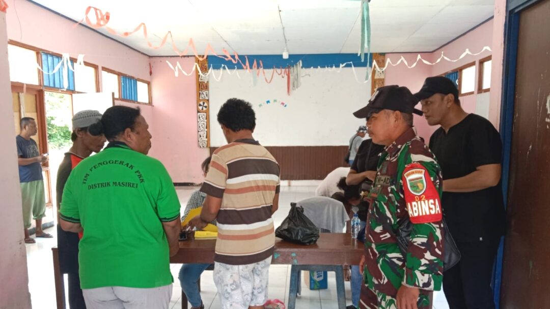 Babinsa Biak Utara Monitoring Bazar Murah Jelang Paskah di Kampung Saukobye