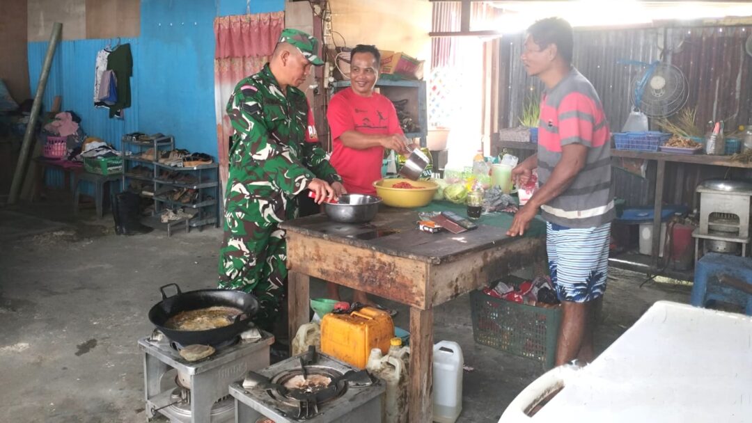 Turun ke Dapur, Babinsa Supiori Bangun Kedekatan dan Bangkitkan Semangat Usaha Warga