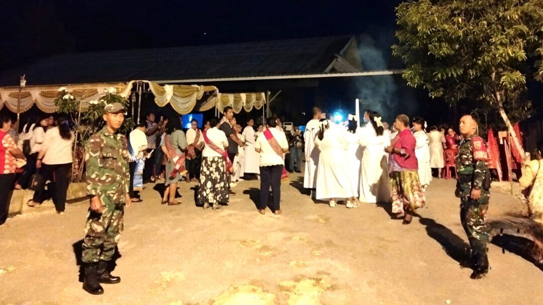 Babinsa Berikan Rasa Aman Ibadah Vigili di Gereja Katolik Kerahiman Ilahi