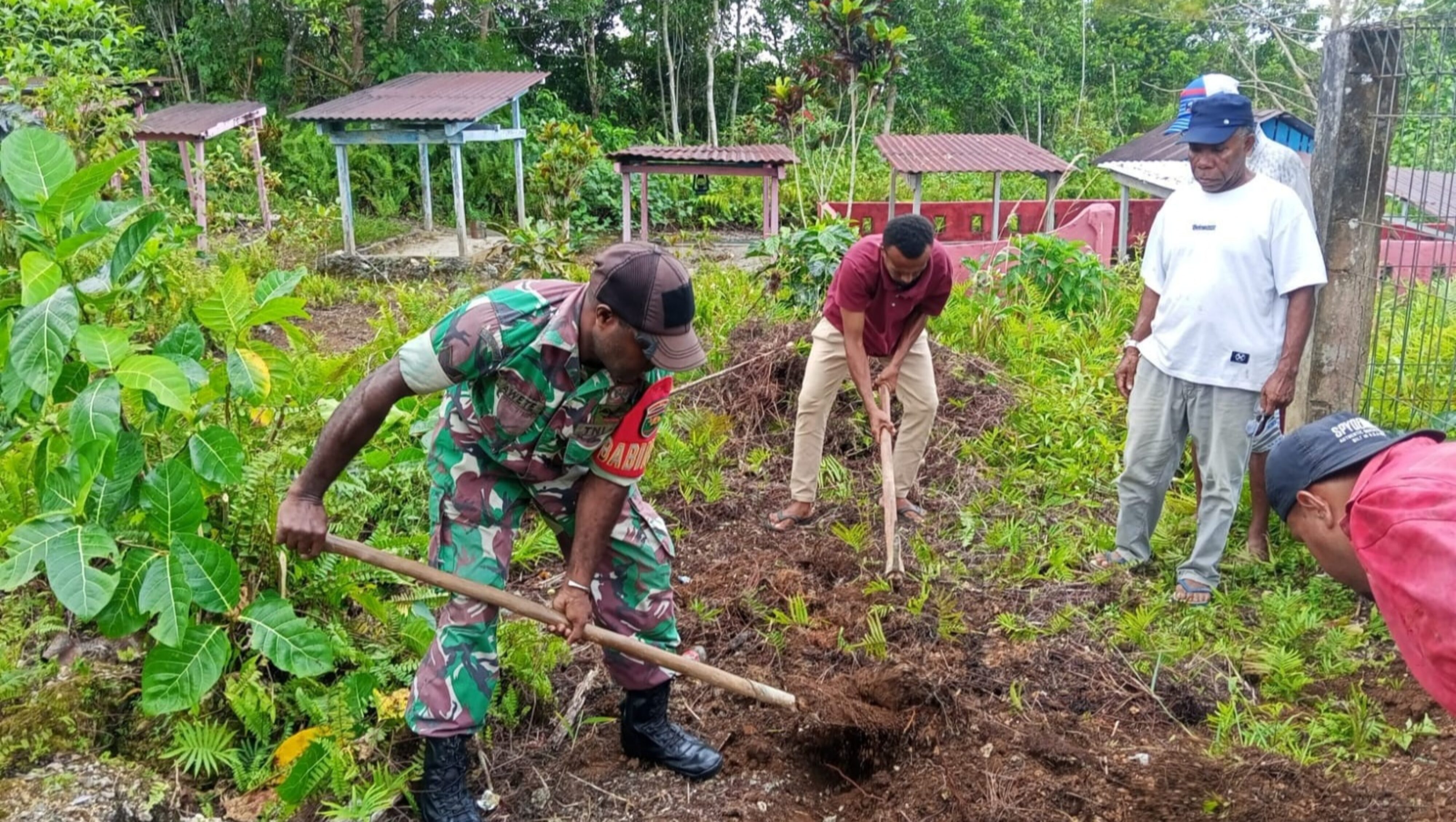 Peduli, Babinsa Biak Timur Bantu Gali Liang Kubur di Kajasbo